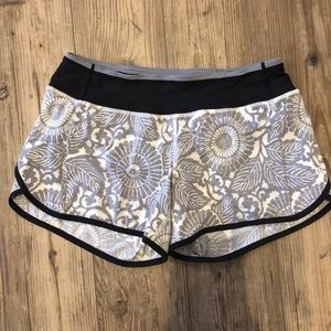 Lululemon Shorts size 4 in print